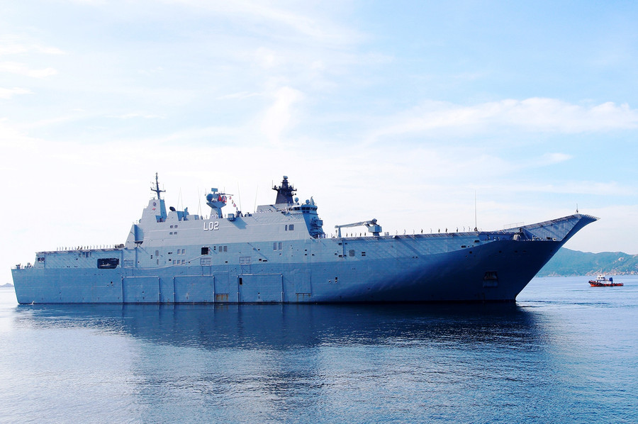  Tàu đổ bộ trực thăng HMAS Canberra.