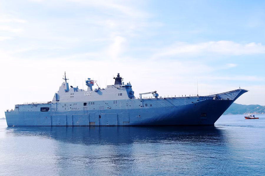  Tàu đổ bộ trực thăng HMAS Canberra.