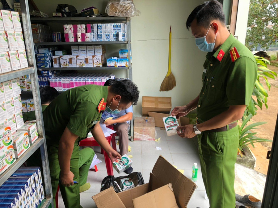 Công an kiểm tra kho hàng của Công ty TNHH Nhân Đức Pharma. Ảnh: Công an cung cấp Công an kiểm tra kho hàng của Công ty TNHH Nhân Đức Pharma. Ảnh: Công an cung cấp