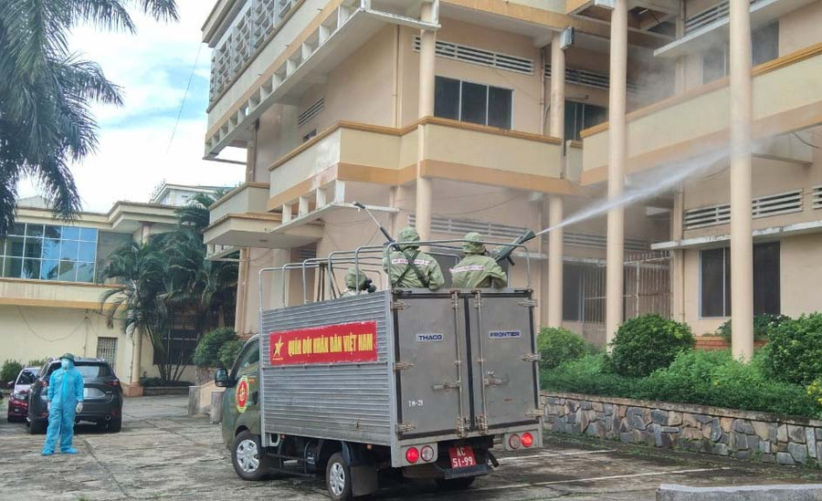Cán bộ, chiến sĩ Quân đoàn 3 phun khử khuẩn tại Bệnh viện Đa khoa tỉnh. Ảnh: Như Nguyện