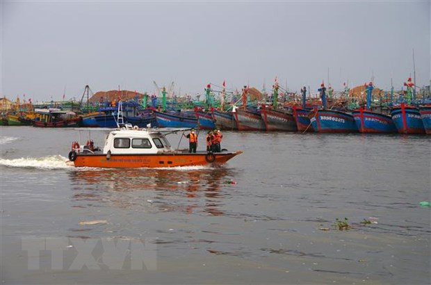 Bộ chỉ huy Bộ đội Biên phòng tỉnh Bình Định kêu gọi ngư dân neo đậu tàu thuyền để tránh bão số 6. (Ảnh: Nguyên Linh/TTXVN)