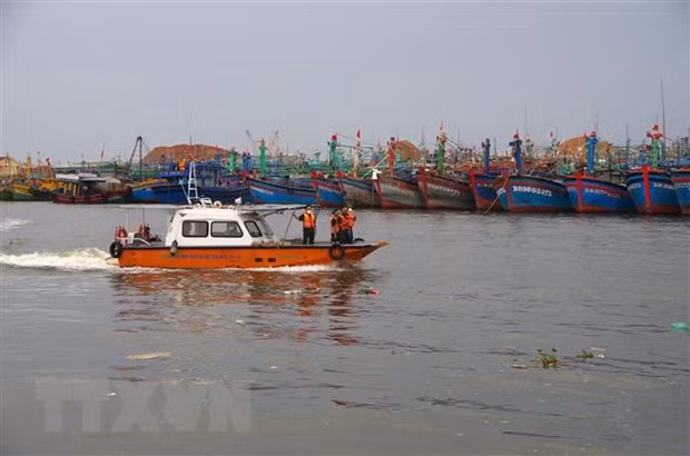 Bộ chỉ huy Bộ đội Biên phòng tỉnh Bình Định kêu gọi ngư dân neo đậu tàu thuyền để tránh bão số 6. (Ảnh: Nguyên Linh/TTXVN)