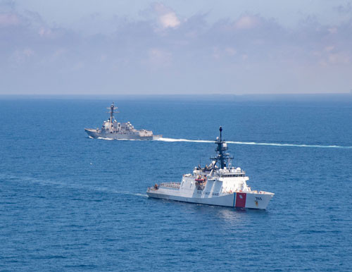 Tàu khu trục tên lửa hành trình USS Kidd và tàu tuần duyên Munro của Mỹ di chuyển qua eo biển Đài Loan hôm 27-8. Ảnh: REUTERS Tàu khu trục tên lửa hành trình USS Kidd và tàu tuần duyên Munro của Mỹ di chuyển qua eo biển Đài Loan hôm 27-8. Ảnh: REUTERS
