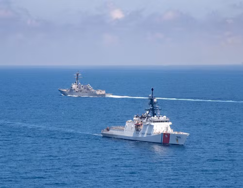 Tàu khu trục tên lửa hành trình USS Kidd và tàu tuần duyên Munro của Mỹ di chuyển qua eo biển Đài Loan hôm 27-8. Ảnh: REUTERS