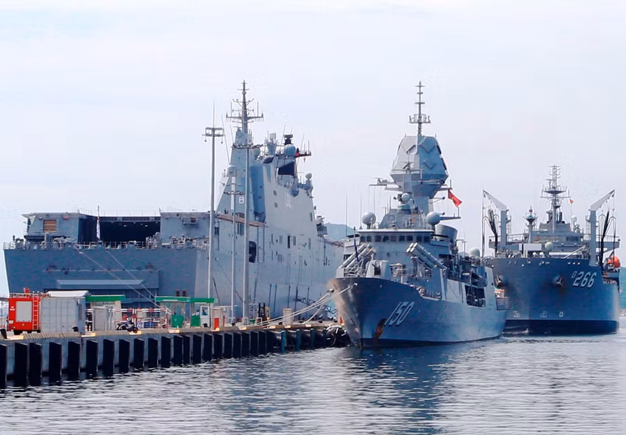 Nhóm Tác chiến Nỗ lực Ấn Độ Dương - Thái Bình Dương 2021 (IPE21) của Australia gồm 3 tàu Hải quân Hoàng gia cập Cảng quốc tế Cam Ranh.