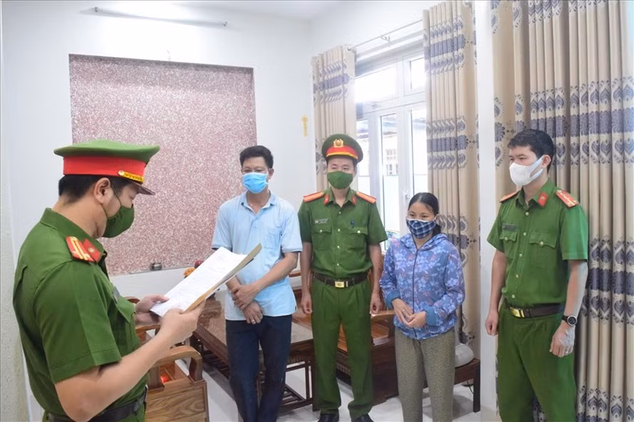 Công an đọc lệnh bắt đối tượng Hồng vì tội lừa đảo chiếm đoạt tài sản. Ảnh: CA.