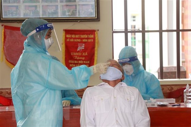 Lấy mẫu xét nghiệm cho người dân trong khu vực đang áp dụng giãn cách xã hội ở Nam Định. (Ảnh: Công Luật/TTXVN) Lấy mẫu xét nghiệm cho người dân trong khu vực đang áp dụng giãn cách xã hội ở Nam Định. (Ảnh: Công Luật/TTXVN)