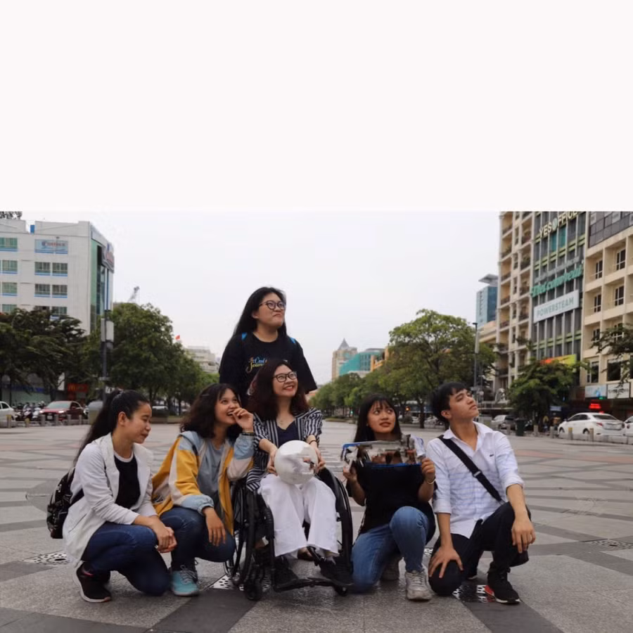 Tuyết Nhung (ngồi giữa) luôn sẵn sàng để tiếp nhận thông tin từ các ca F0 cần oxy mặc cho hoạt động của đôi tay yếu ớt. Ảnh: NVCC