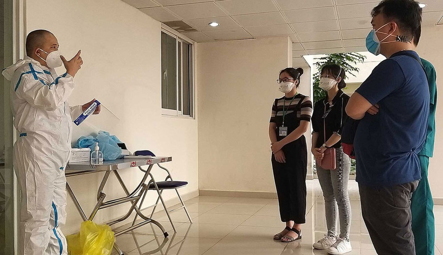 Tập huấn thao tác mặc - cởi đồ bảo hộ. Ảnh: Như Lịch