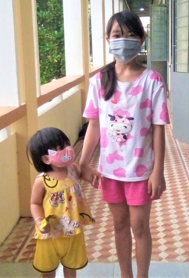 Em Rcom H’Y. và Rcom H’D. bị nhiễm Covid-19 đã được điều trị khỏi và nhận tiền hỗ trợ 1 triệu đồng. Ảnh: Đinh Yến