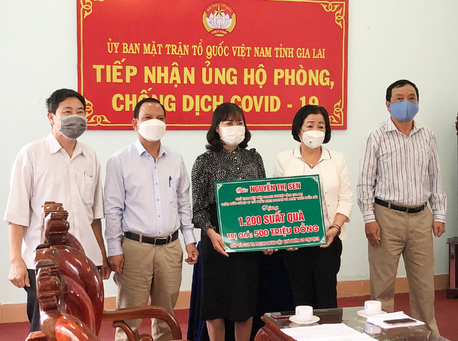 Bà Nguyễn Thị Sen (thứ 2 từ phải sang)-Chủ tịch Hiệp hội Doanh nghiệp tỉnh, Giám đốc Công ty cổ phần Kinh doanh và Phát triển Miền núi Gia Lai trao tặng 1.200 suất quà cho người dân TP. Pleiku gặp khó khăn. Ảnh: CTV