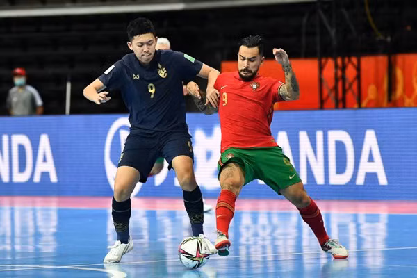 Tuyển futsal Thái Lan (trái) bất ngờ dẫn bàn trước Bồ Đào Nha. Ảnh: SIAM