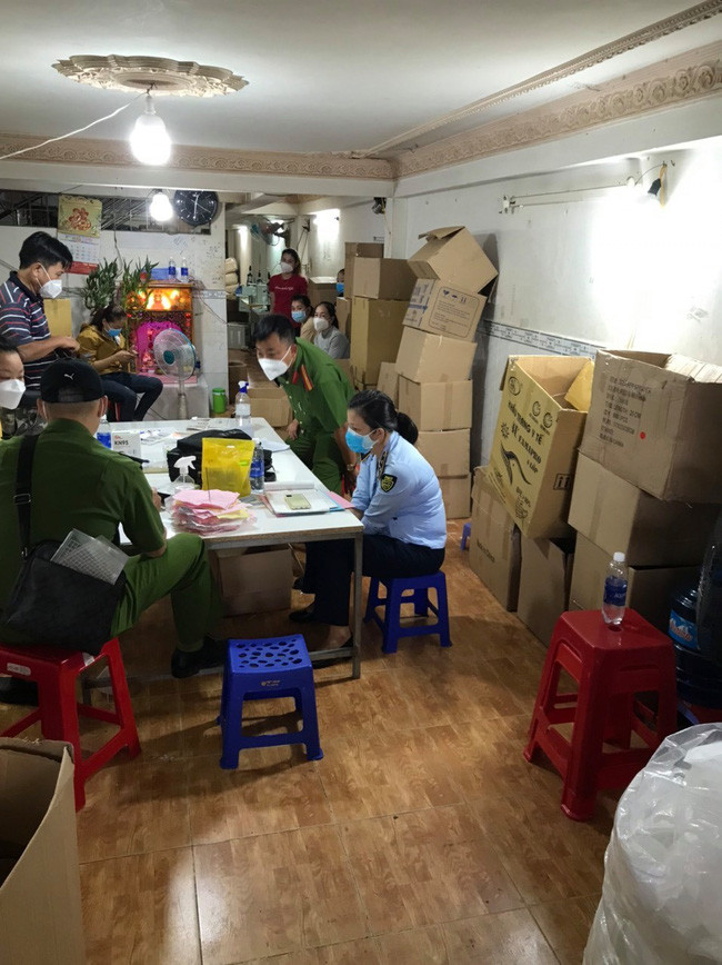 Đoàn kiểm tra đang kiểm tra tại một điểm sản xuất khẩu trang không rõ nguồn gốc. Ảnh: CTV