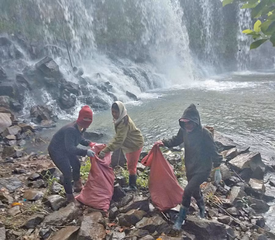 Phụ nữ xã Ia Khai (huyện Ia Grai) dọn vệ sinh khu vực thác Mơ (ảnh phụ nữ xã cung cấp).