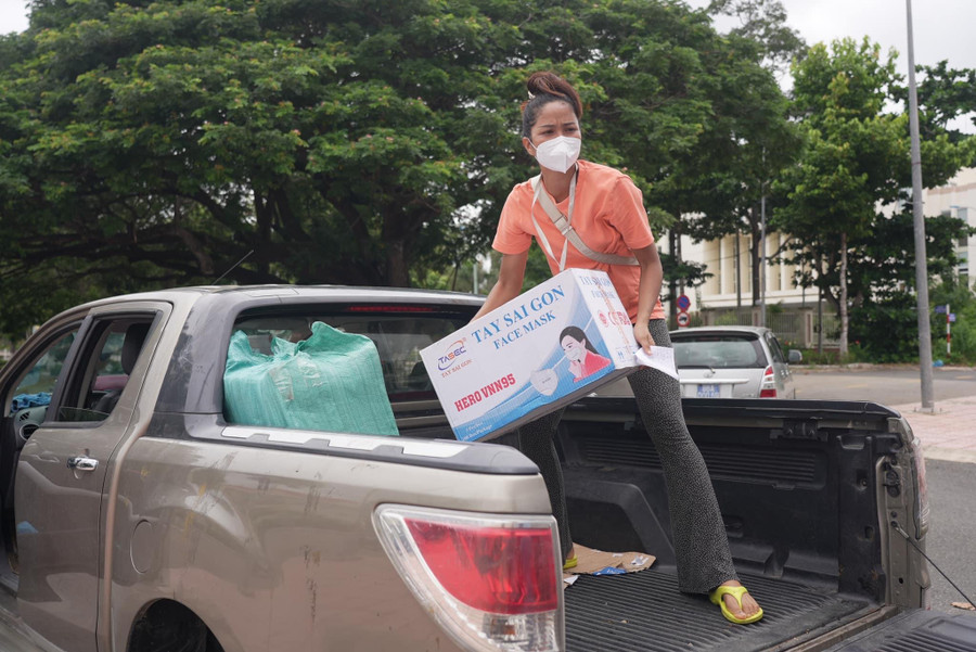 H’Hen Niê cho biết cô không ngại việc tay chân. Từ nhỏ, những công việc đồng áng vốn đã quen thuộc với cô gái sinh năm 1992. Tuy vậy, mọi người vẫn thấy lạ khi chứng kiến hoa hậu đi khuân vác, chuyển hàng. Ảnh: FBNV