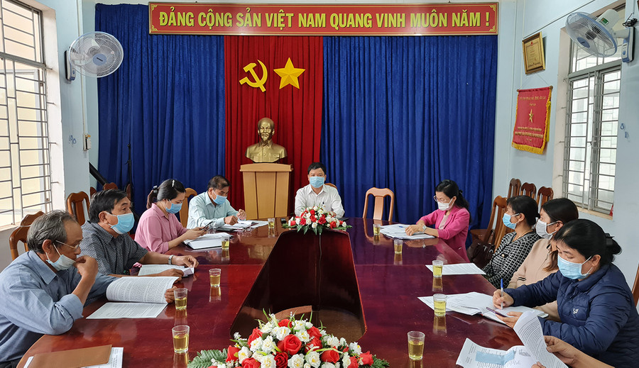 Quang cảnh buổi làm việc. Ảnh: Bá Bính Chủ tịch UBND TP. Pleiku làm việc với tập thể lãnh đạo xã An Phú và một số tiểu thương trên địa bàn xã. Ảnh: Bá Bính