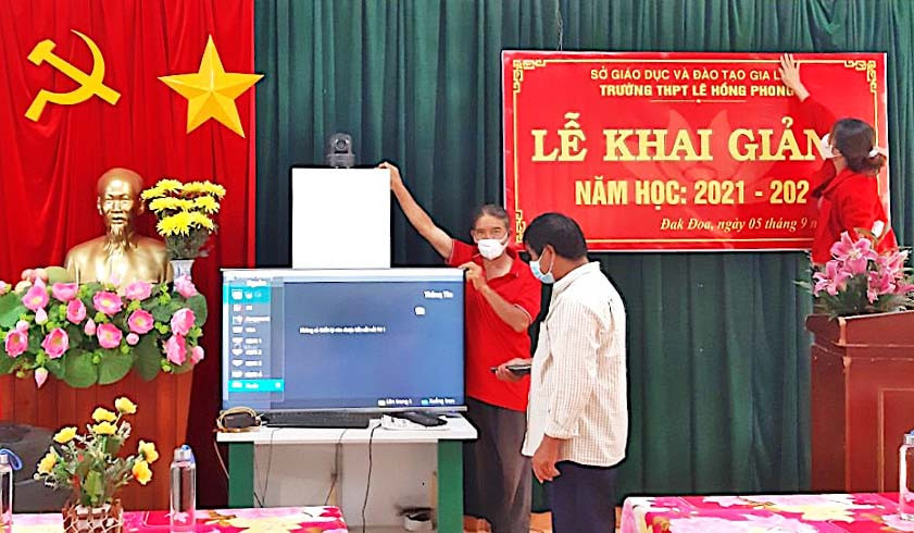 6- Ngày 4-9, Trường THPT Lê Hồng Phong (huyện Đak Đoa) đã hoàn tất việc kiểm tra đường truyền và trang thiết bị kỹ thuật, sẵn sàng cho lễ khai giảng trực tuyến vào sáng 5-9. Ảnh: Tiến Tùng.