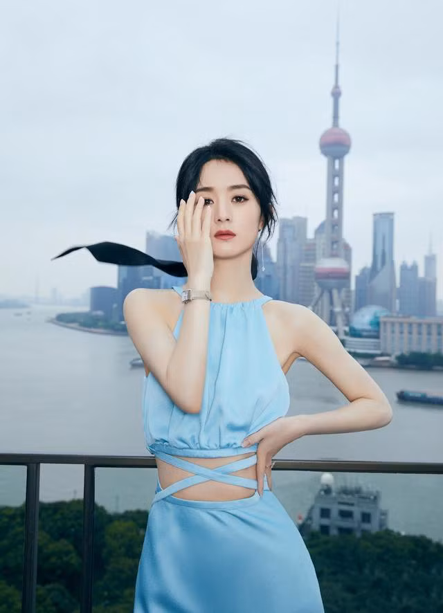 Bên cạnh những bộ đầm tiệc dịu dàng thanh lịch, Triệu Lệ Dĩnh còn khoe khéo vòng 2 thon gọn với thiết kế váy áo cut out phần eo gợi cảm.