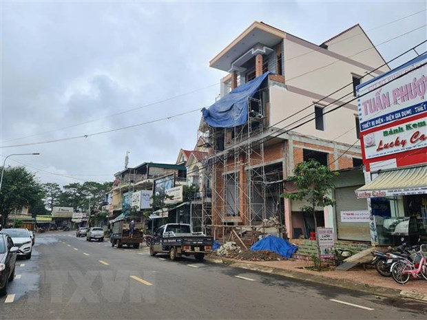 Một thửa đất được xác định có nhiều sai phạm trong việc cấp đổi sổ đỏ, điều chỉnh vị trí đất ở không đúng quy định. Ảnh: Minh Hưng/TTXVN