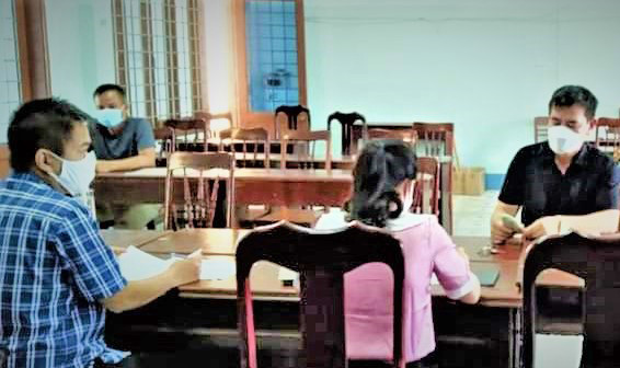 Hộ kinh doanh và lao động tự do thị trấn Chư Sê nhận tiền hỗ trợ tại Hội trường UBND thị trấn Chư Sê. Ảnh: Hà Tây