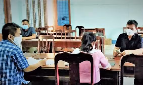 Hộ kinh doanh và lao động tự do thị trấn Chư Sê nhận tiền hỗ trợ tại Hội trường UBND thị trấn Chư Sê. Ảnh: Hà Tây