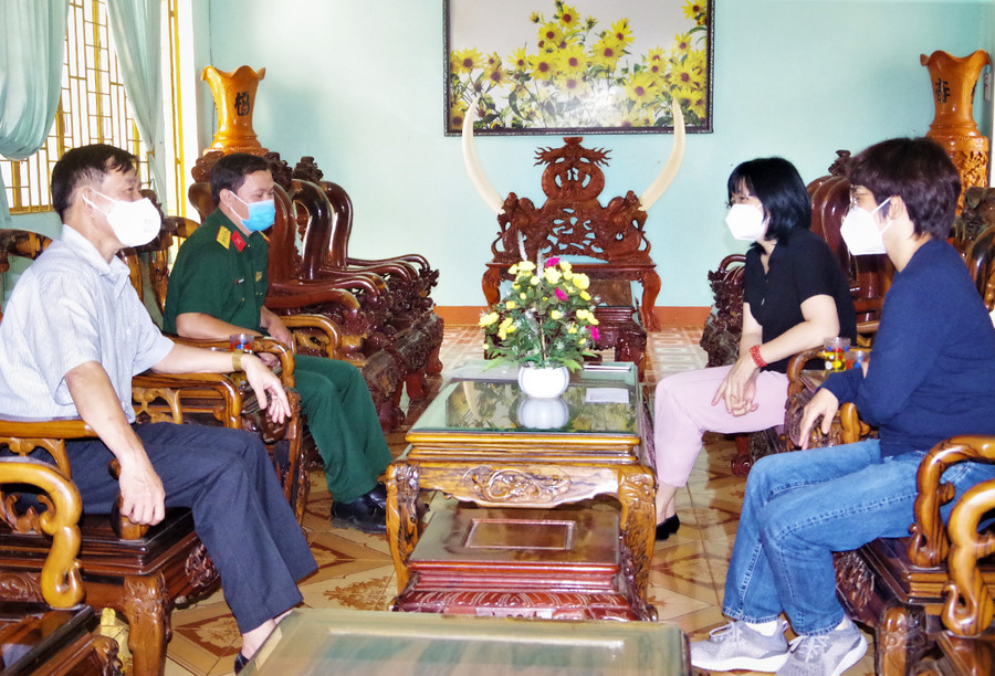 Phó Chủ tịch UBND tỉnh Nguyễn Thị Thanh Lịch thăm hỏi, động viên lực lượng làm nhiệm vụ tại trung tâm cách ly tập trung. Ảnh: Văn Huỳnh Phó Chủ tịch UBND tỉnh Nguyễn Thị Thanh Lịch thăm hỏi, động viên lực lượng làm nhiệm vụ tại Trung tâm cách ly tập trung. Ảnh: Văn Huỳnh