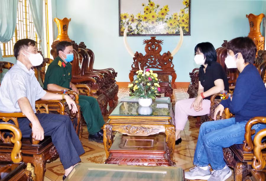 Phó Chủ tịch UBND tỉnh Nguyễn Thị Thanh Lịch thăm hỏi, động viên lực lượng làm nhiệm vụ tại Trung tâm cách ly tập trung. Ảnh: Văn Huỳnh