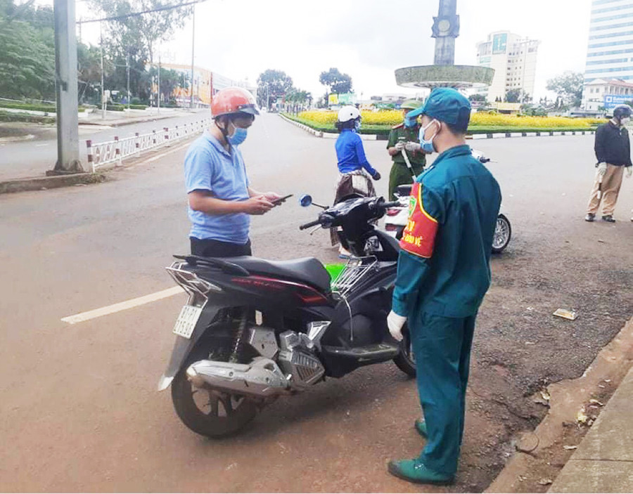Chốt kiểm soát phòng-chống dịch của UBND phường Phù Đổng trên đường Hùng Vương. Ảnh: Văn Ngọc Chốt kiểm soát dịch của UBND phường Phù Đổng trên đường Hùng Vương. Ảnh: Văn Ngọc