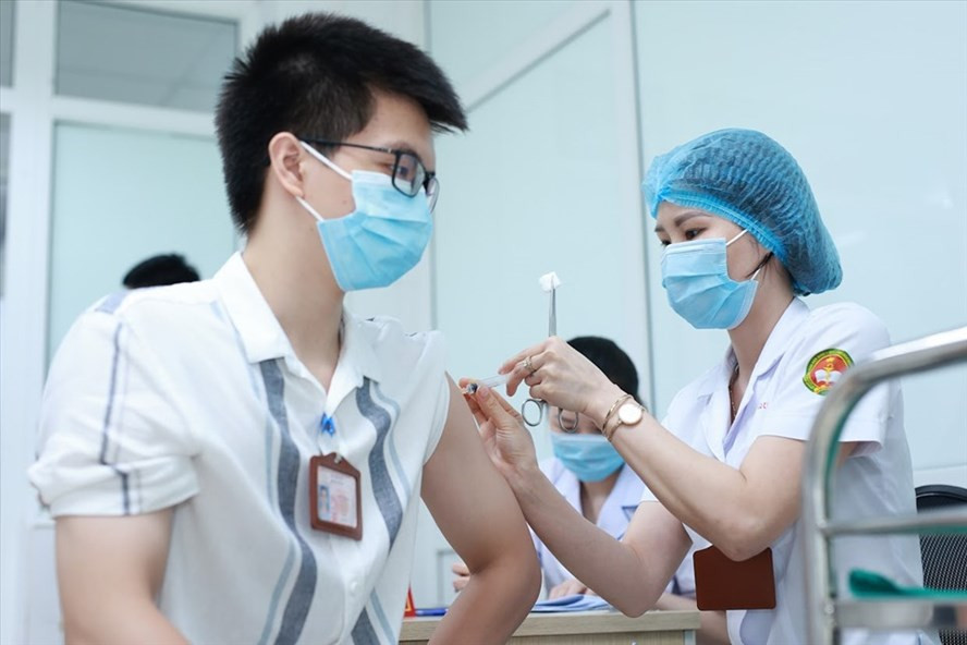  Tiêm thử nghiệm vaccine Nano Covax trên tình nguyện viên. Ảnh: Hải Nguyễn