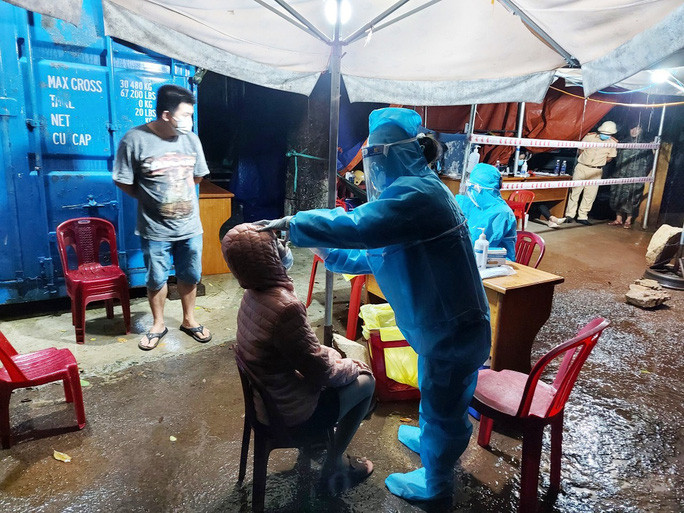 Lực lượng y tế lấy mẫu test nhanh Covid-19 tại chốt kiểm soát cầu Sê San 4 - Quốc lộ 14C