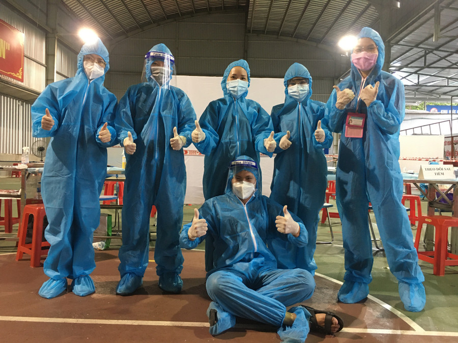 Nhân viên y tế Bệnh viện thẩm mỹ JW tham gia đội tiêm vaccine tại quận 1. Ảnh: B.D