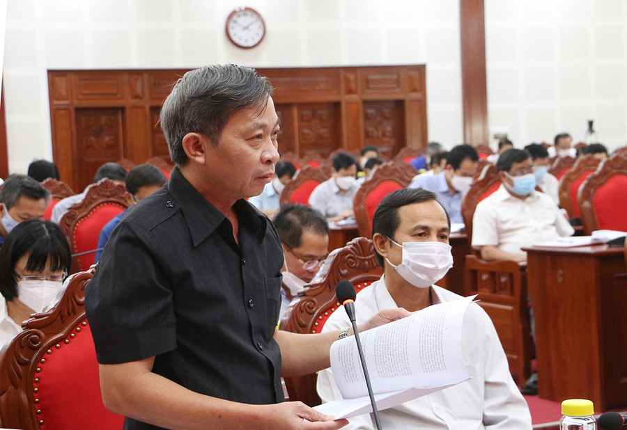 Trưởng ban Tuyên giáo Tỉnh ủy Huỳnh Thế Mạnh tham gia góp ý dự thảo Chương trình hành động của Tỉnh ủy. Ảnh: Tấn Thi