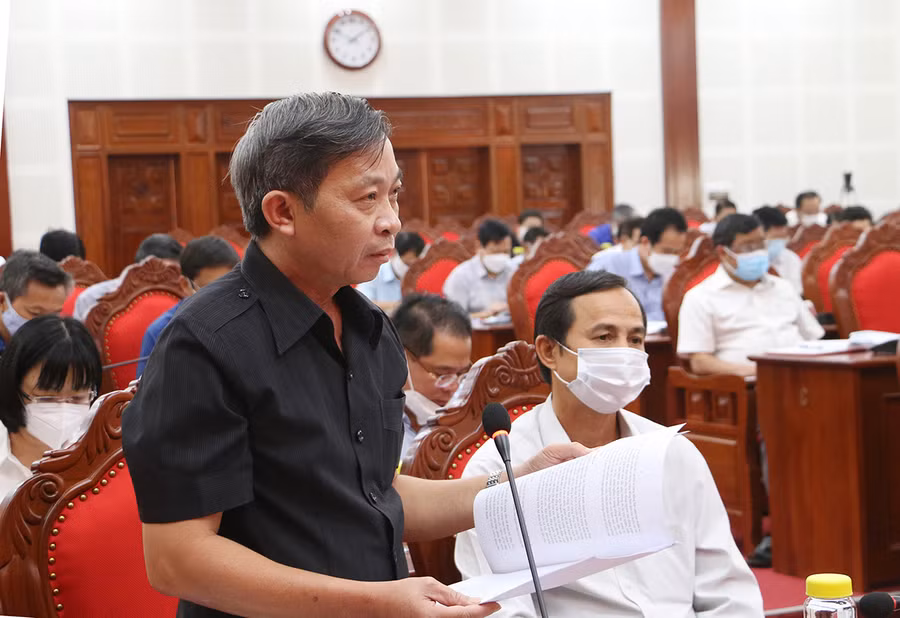 Trưởng ban Tuyên giáo Tỉnh ủy Huỳnh Thế Mạnh tham gia góp ý dự thảo Chương trình hành động của Tỉnh ủy. Ảnh: Tấn Thi