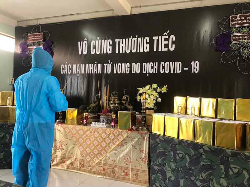Thắp hương chuẩn bị đón tro cốt người mất về gia đình.