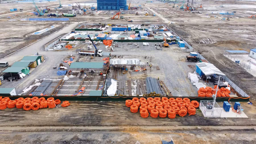 Công trình dự án Nhà máy nhiệt điện Vân Phong 1 đang nhanh chóng thi công. Ảnh: HIỀN LƯƠNG