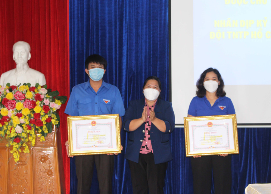 Tặng bằng khen của UBND tỉnh cho các cá nhân có thành tích xuất sắc trong công tác giáo dục, bảo vệ, chăm sóc thiếu niên, nhi đồng trên địa bàn tỉnh từ năm 2016 đến năm 2020. Ảnh: Phan Lài