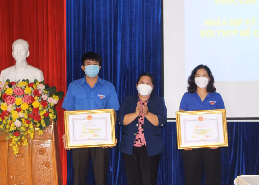 Tặng bằng khen của UBND tỉnh cho các cá nhân có thành tích xuất sắc trong công tác giáo dục, bảo vệ, chăm sóc thiếu niên, nhi đồng trên địa bàn tỉnh từ năm 2016 đến năm 2020. Ảnh: Phan Lài