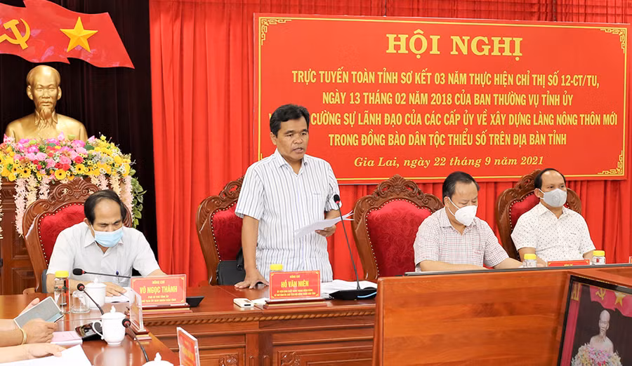  Đồng chí Hồ Văn Niên-Ủy viên Ban Chấp hành Trung ương Đảng, Bí thư Tỉnh ủy, Chủ tịch HĐND tỉnh phát biểu chỉ đạo hội nghị. Ảnh: Phương Linh