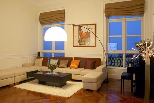 Thêm gối và thảm giúp không gian ấm áp và sinh động hơn. Ảnh: Hà Thành