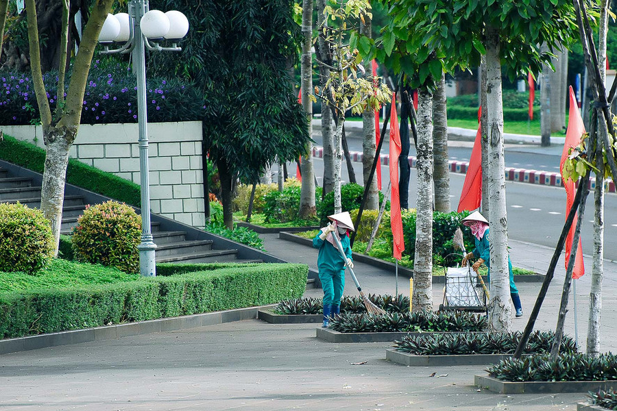 Không khí vắng vẻ ở khu vực Quảng trường Đại Đoàn Kết trong ngày lễ. Người dân chấp hành các quy định về giãn cách xã hội, tránh tụ tập ở nơi công cộng để bảo đảm an toàn phòng dịch. Không khí vắng vẻ ở khu vực Quảng trường Đại Đoàn Kết trong ngày lễ. Người dân chấp hành các quy định về giãn cách xã hội, tránh tụ tập ở nơi công cộng để bảo đảm an toàn phòng dịch.