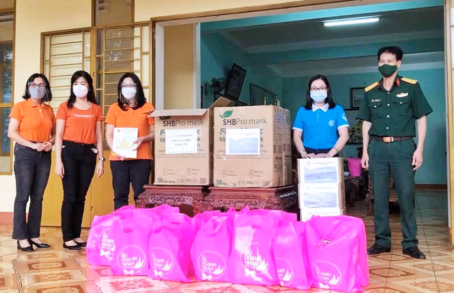 Lãnh đạo Hội LHPN, Hội Nữ Doanh nhân tỉnh Gia Lai và đại diện doanh nghiệp tặng quà quà cho các thai phụ và trẻ em tại Trung đoàn Bộ binh 991. Ảnh: Hoàng Ngọc