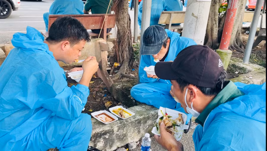 Tài xế xe Phương Trang tranh thủ ăn cơm trước giờ lên đường. Ảnh: Đỗ Trường