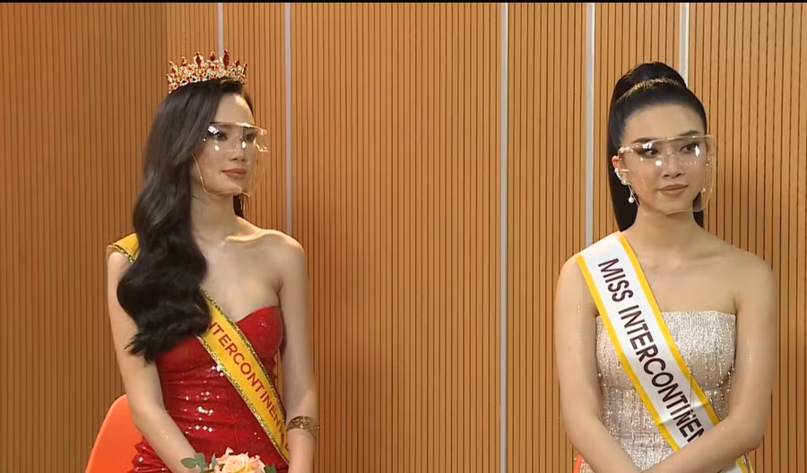 Ngày 26.9, fanpage của Hoa hậu Việt Nam chính thức công bố đại diện Việt Nam tham gia Miss Intercontinental (Hoa hậu Liên lục địa) 2021 là Trần Hoàng Ái Nhi. Trong buổi giao lưu trực tuyến có sự góp mặt của Á hậu Thúy An (Miss Intercontinental Vietnam 2019), Hoa hậu Đại dương 2017 Lê Âu Ngân Anh (Á hậu 4 Miss Intercontinental 2018) và bà Phạm Kim Dung - chủ tịch Miss Intercontinental Vietnam 2021. Ảnh: Chụp màn hình