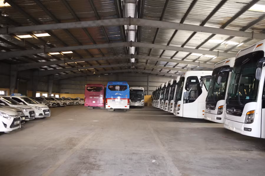  Các phương tiện của công ty CP vận tải thương mại và dịch vụ Đất Cảng tạm dừng hoạt động đang chờ ngày hoạt động trở lại. Ảnh: Thanh Hải