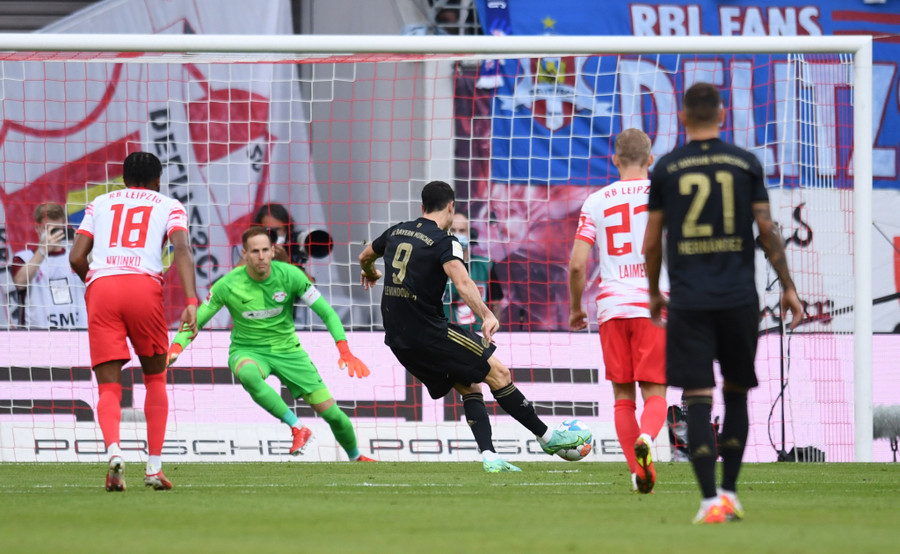 Lewandowski ghi bàn từ chấm 11 m. Ảnh: REUTERS