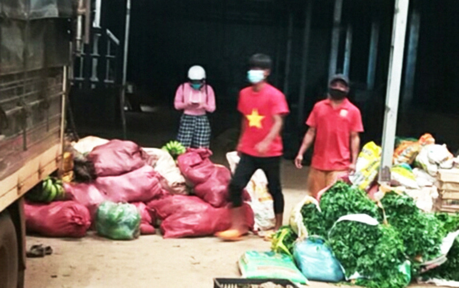 Tiếp nhận gần 8 tấn hàng hỗ trợ người dân TP. Hồ Chí Minh và các tỉnh phía Nam do Ủy ban MTTQ Việt Nam huyện Ia Grai vận động. Ảnh: Ngọc Anh Tiếp nhận gần 8 tấn hàng hóa thiết yếu hỗ trợ nhân dân TP. Hồ Chí Minh và các tỉnh phía Nam gặp khó khăn do bị ảnh hưởng bởi dịch Covid-19 do Mặt trận Tổ quốc huyện Ia Grai vận động: Ảnh: Ngọc Anh