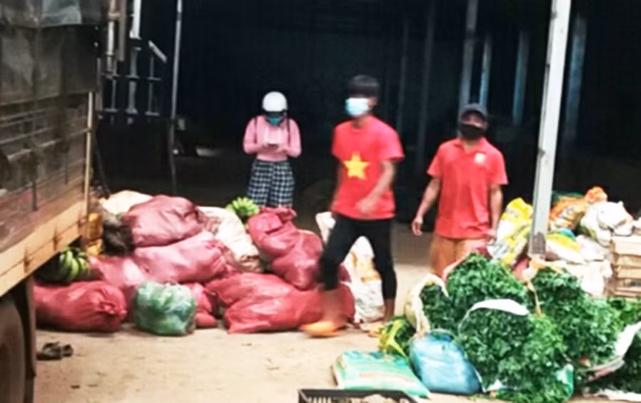  Tiếp nhận gần 8 tấn hàng hóa thiết yếu hỗ trợ nhân dân TP. Hồ Chí Minh và các tỉnh phía Nam gặp khó khăn do bị ảnh hưởng bởi dịch Covid-19 do Mặt trận Tổ quốc huyện Ia Grai vận động: Ảnh: Ngọc Anh