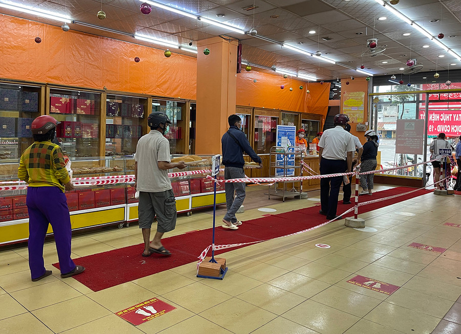 Khách xếp hàng tại quầy tính tiền ở cửa hàng Tam Ba. Ảnh: Vũ Thảo Khách xếp hàng tại quầy tính tiền ở Cửa hàng Tam Ba. Ảnh: Vũ Thảo