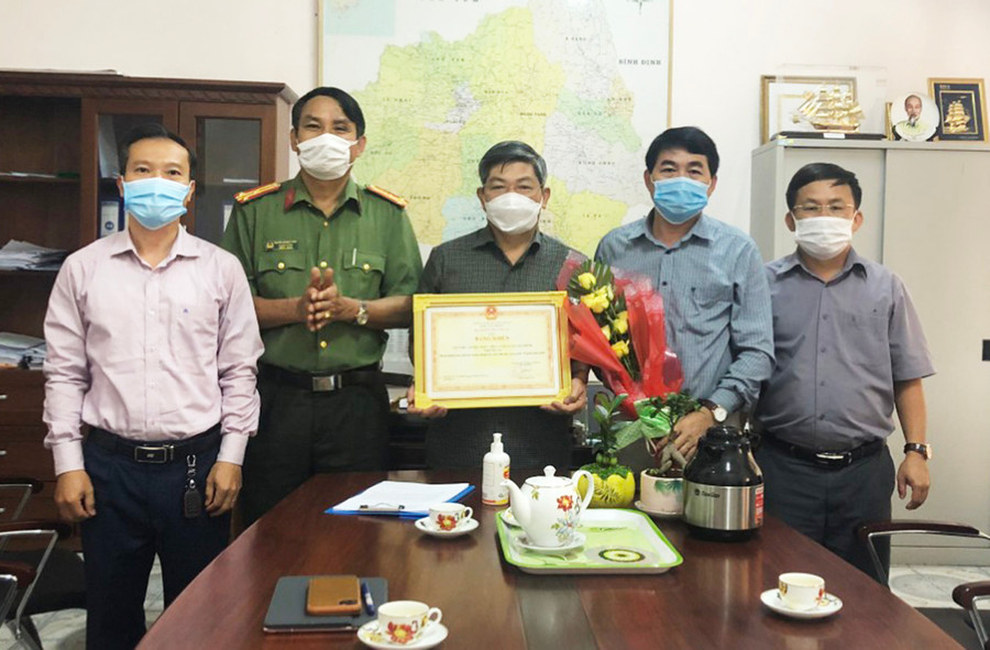 Sở Tài chính tỉnh Gia Lai là một trong 136 tập thể được Bộ Công an tặng bằng khen vì đã có thành tích xuất sắc trong phong trào toàn dân bảo vệ an ninh Tổ quốc năm 2020. Ảnh: Sơn Ca Sở Tài chính tỉnh Gia Lai là một trong 136 tập thể được Bộ Công an tặng bằng khen vì đã có thành tích xuất sắc trong phong trào toàn dân bảo vệ ANTQ năm 2020. Ảnh: Sơn Ca