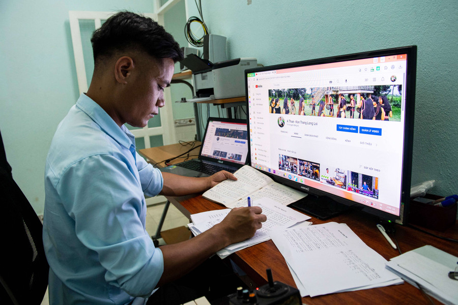 Ngoài soạn nhạc, anh A Thuê còn quay và dựng video về văn hóa của người Rơ Ngao để đăng lên youtube. Ảnh: Đ.T